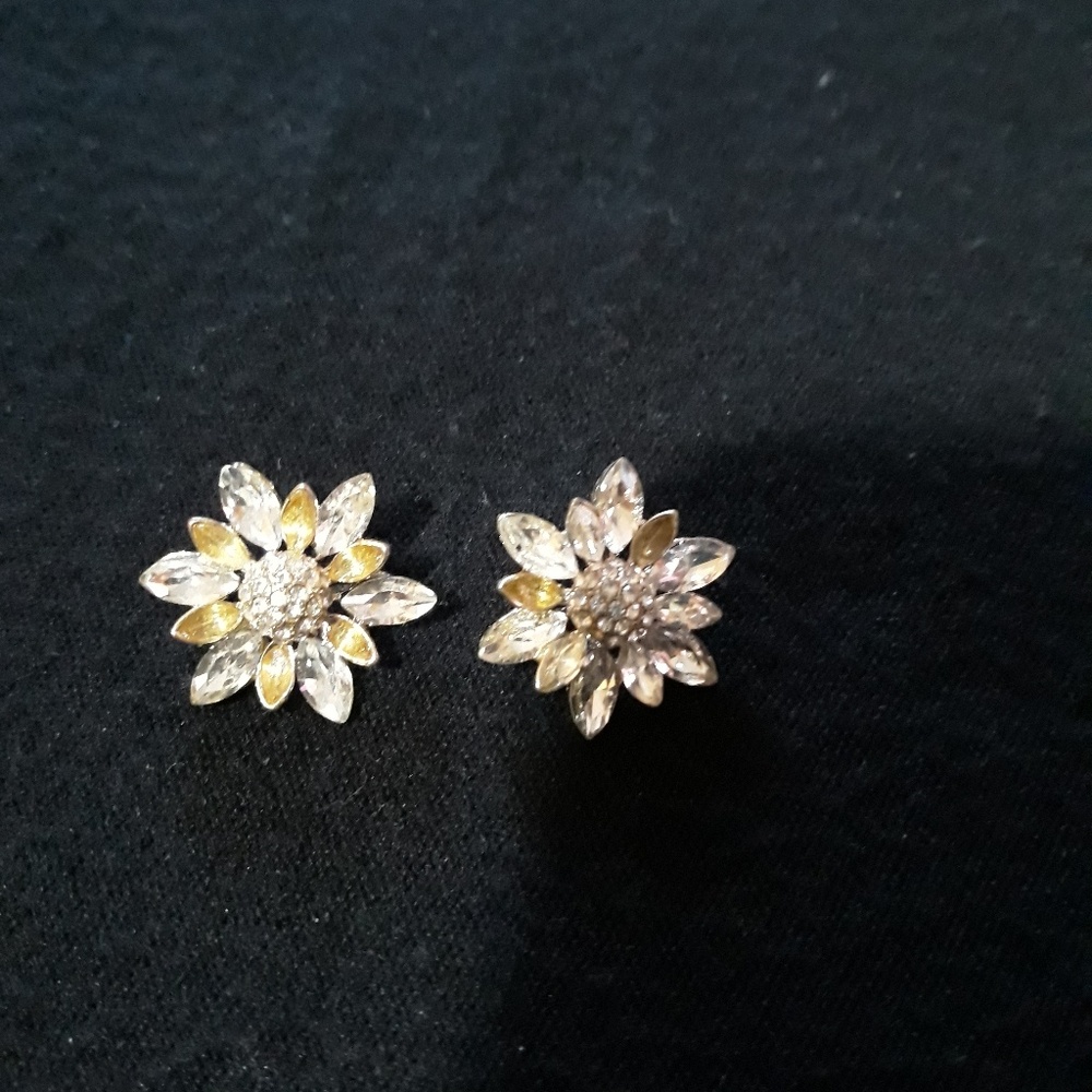 Ladies flower cut out diamond earrings